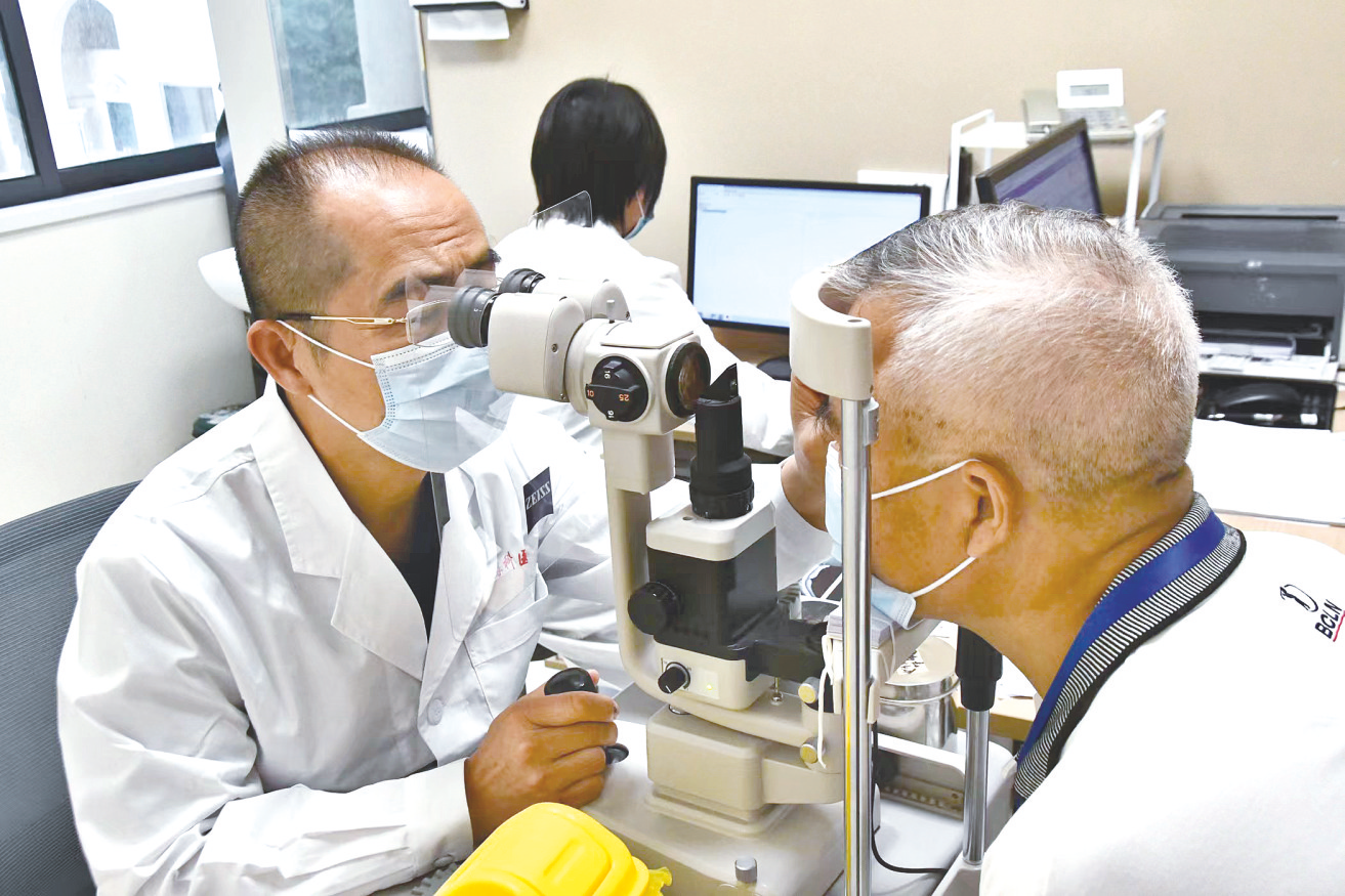     唐仕波为眼病患者看诊.