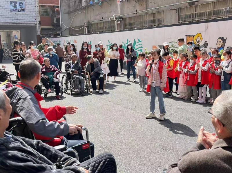 雷锋少年走进养老院探访高龄老人