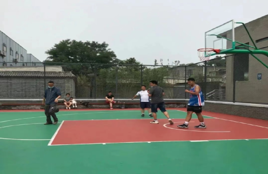 平安里地铁站西北口的口袋公园篮球。钦哒澎 拍摄）