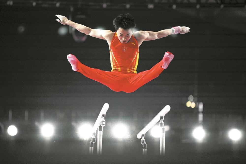 4月16日,四川队选手邹敬园在双杠比赛中 图据新华社
