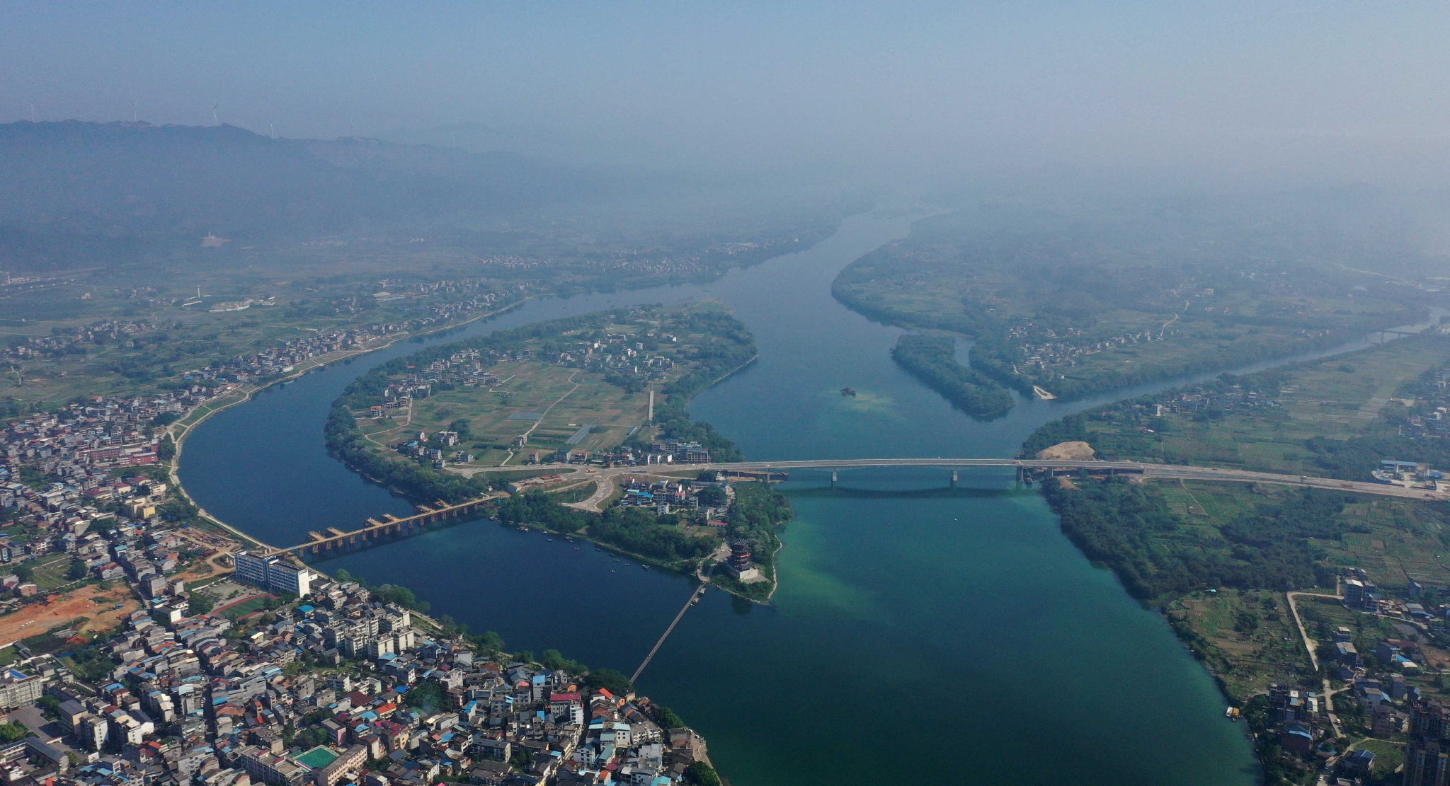 无人机拍摄的珠江上游融江融安县城段美景.覃庆和摄