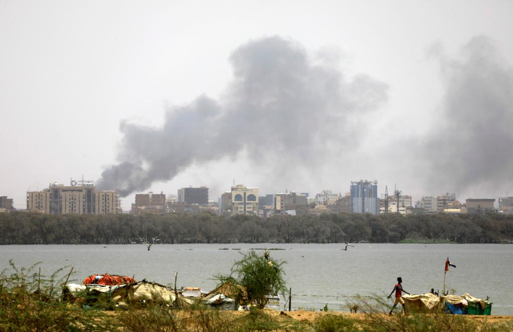 　　4月15日，苏丹首都喀土穆冒出浓烟。新华社发（穆罕默德·海德尔摄）
