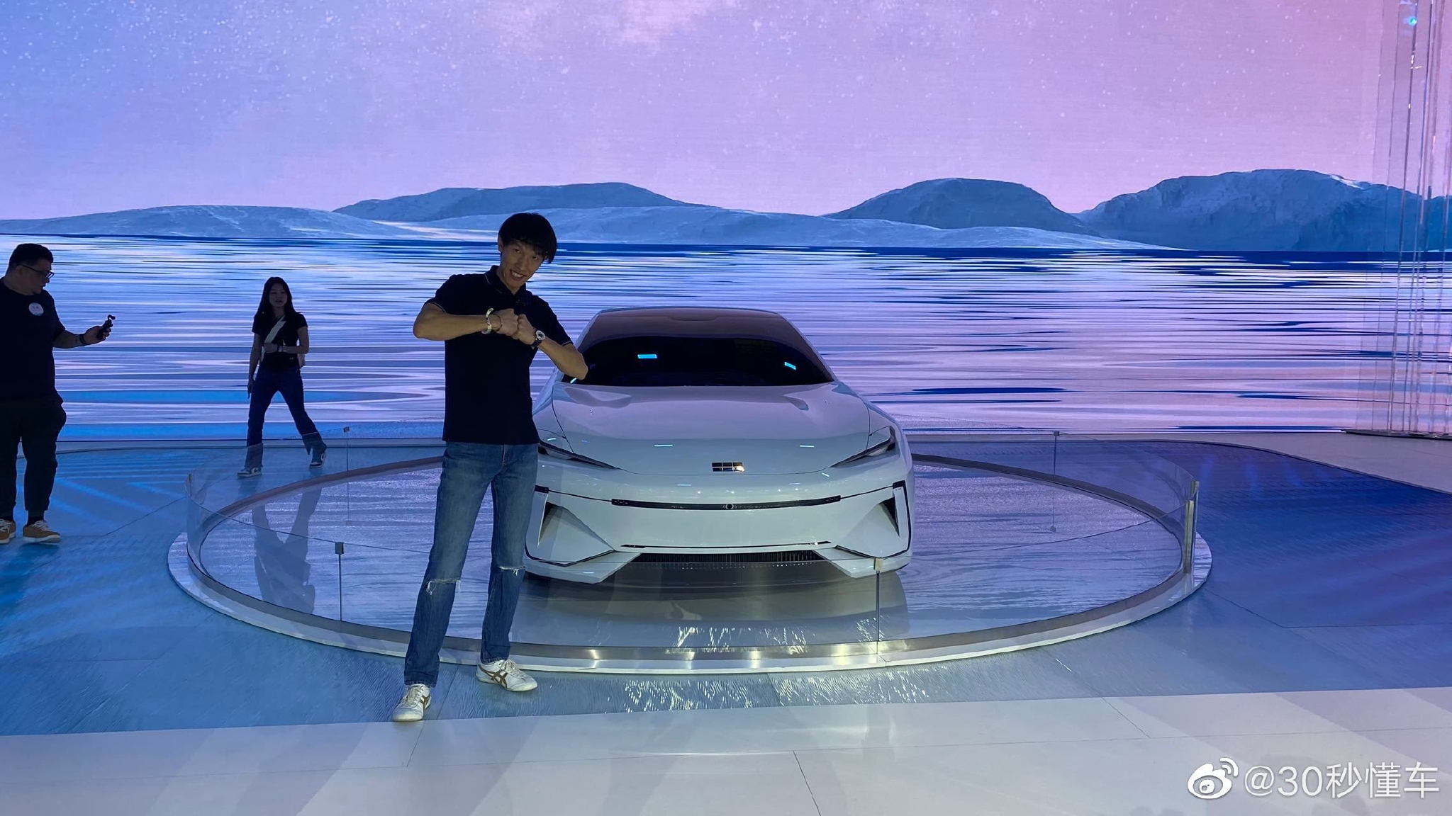 2023上海国际车展探馆---吉利银河之光-新浪汽车