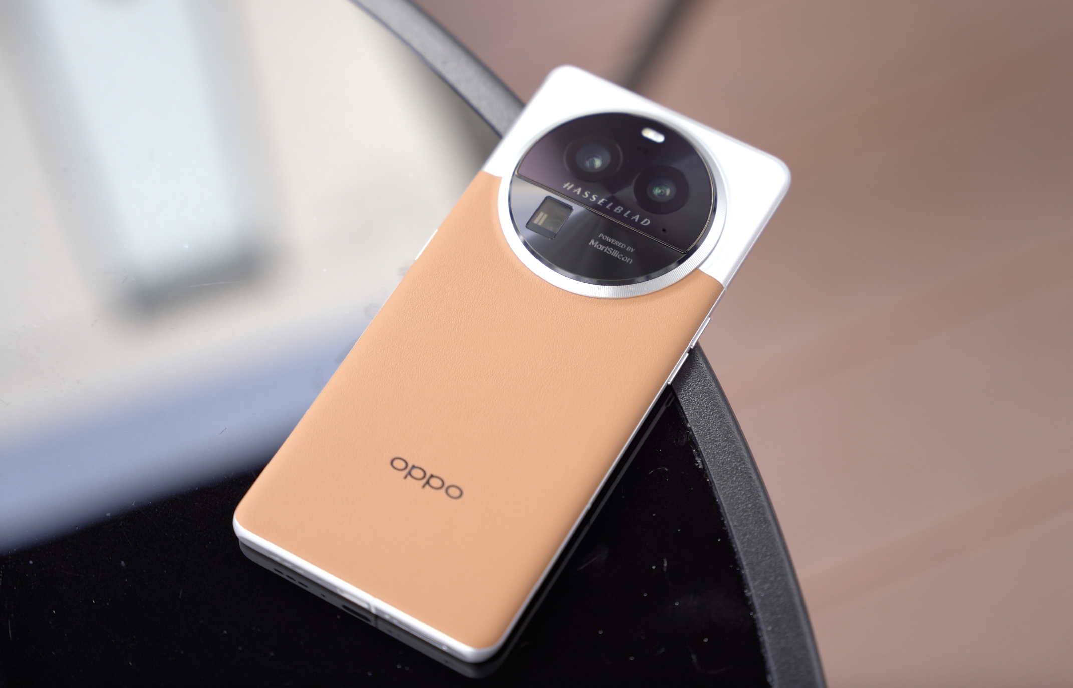 (oppo find x6 pro)由于需要塞进更多更豪华的硬件配置,接近 250g