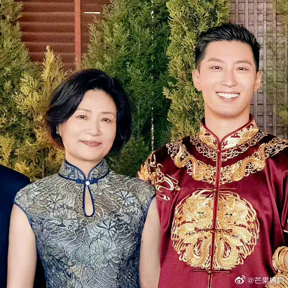 这张合照真的是合照典范,窦骁和妈妈,何超莲和三太……|窦骁|何超莲|典范_新浪新闻