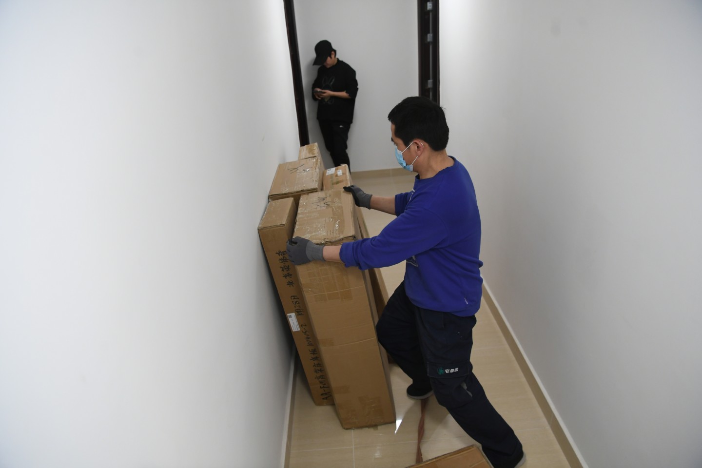 工人在搬家具.新京报记者&nbsp;王颖&nbsp;摄