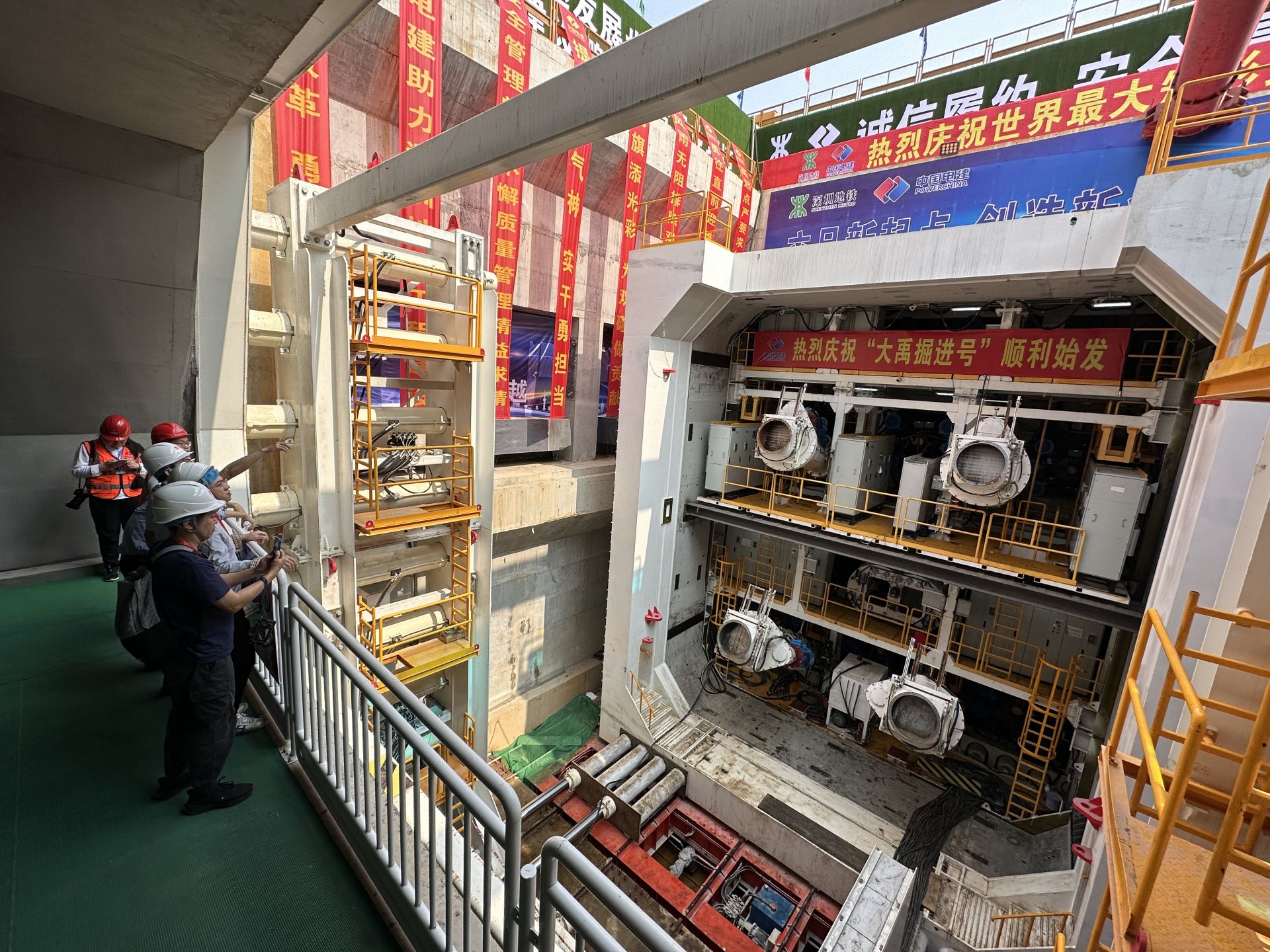 世界最大矩形顶管机始发深圳地铁12号线二期建设技法填补空白