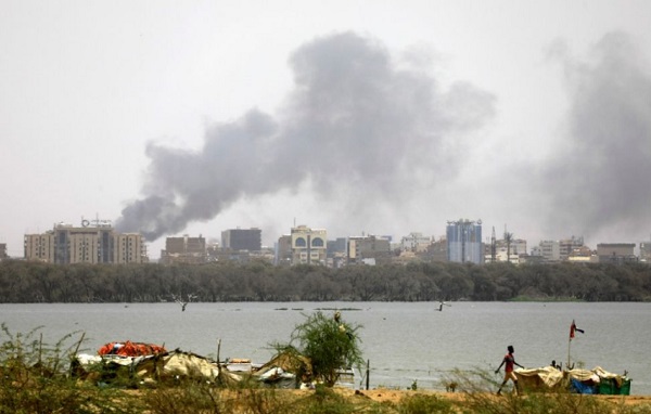 4月15日，苏丹首都喀土穆冒出浓烟。图源：新华社