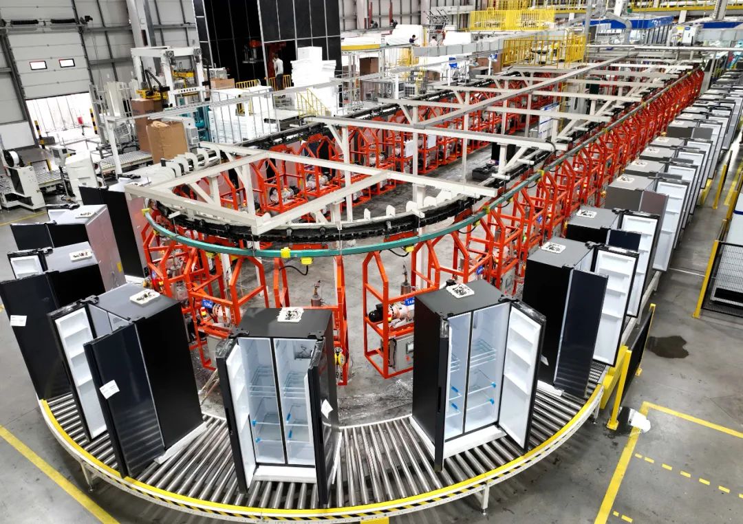 合肥海尔电冰箱有限公司的冰箱生产线.解琛 摄