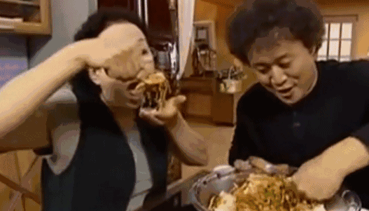 看过特种兵打卡美食的人，脑补画面大多像这样↑/图源:《搞笑一家人》