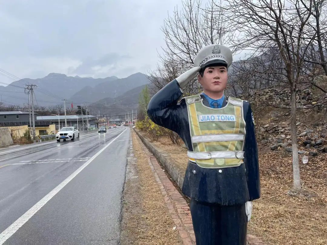 "蒙黑面""脸惨白"……这些道路旁的"假人",能不能别这么吓人……|假