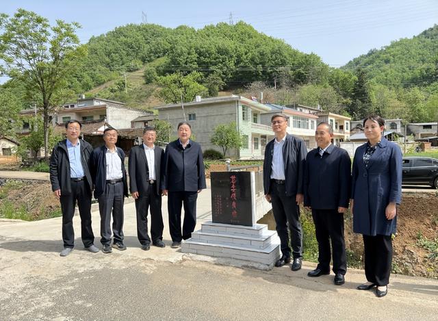17日,县委书记徐江博陪同吴前进等检查了县上有关项目建设情况.
