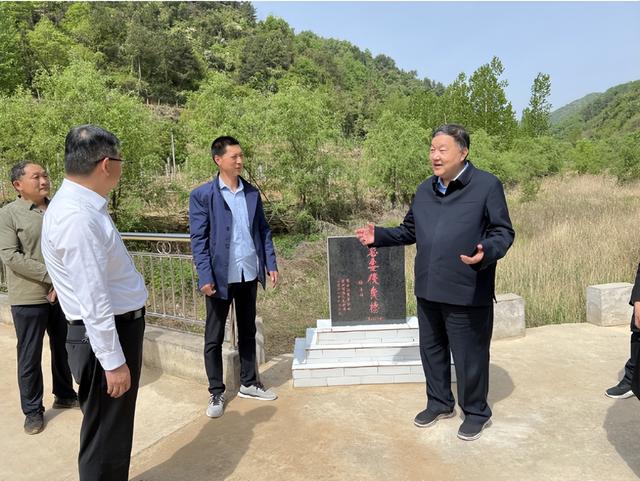 陕西省慈善协会会长吴前进在商南县开展慈善重点项目调研督查