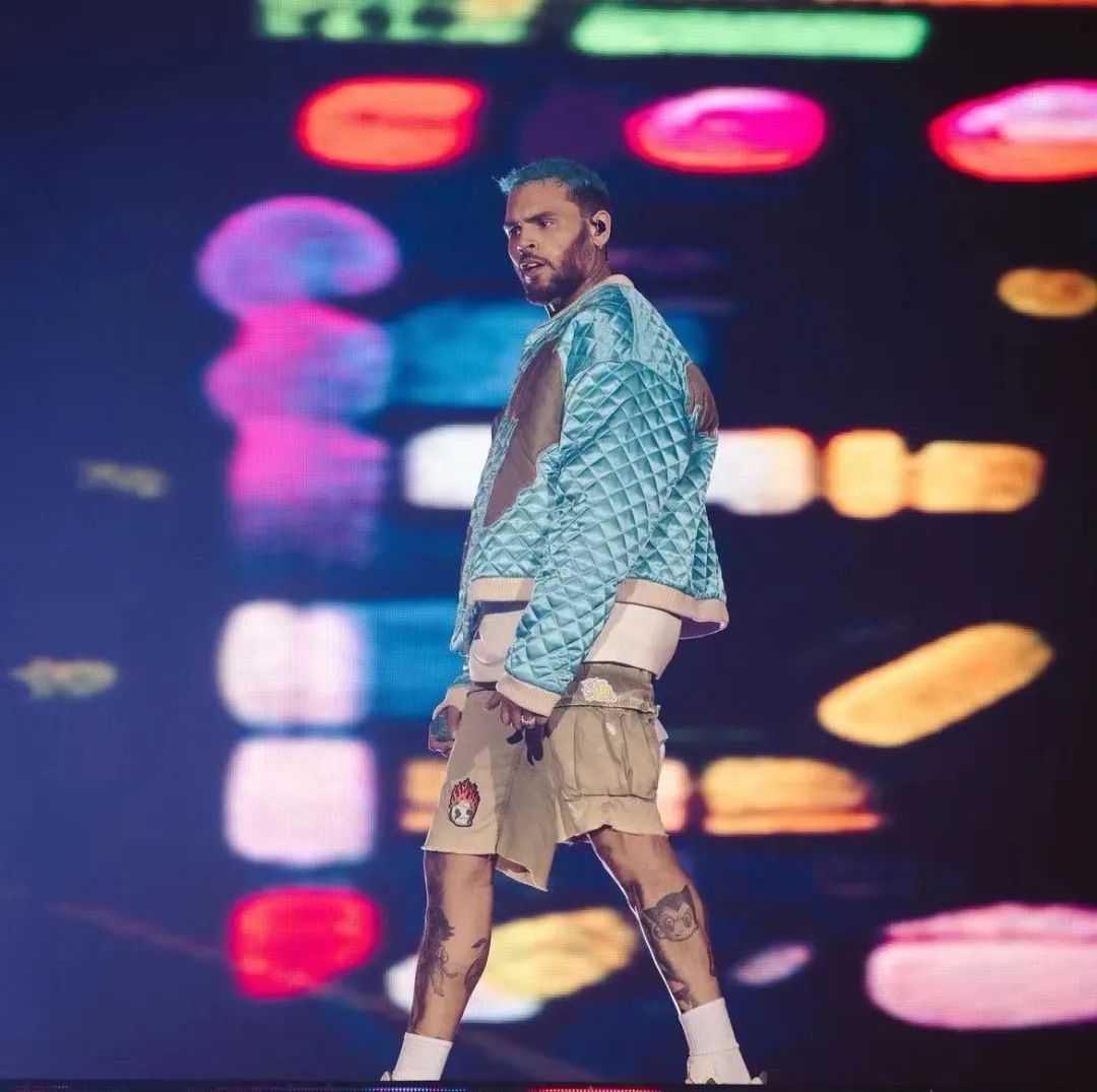 刷爆各大社交平台的 Rolling Loud 泰国站,明星们究竟穿了哪些爆品?|泰国|穿搭|Balenciaga_新浪新闻