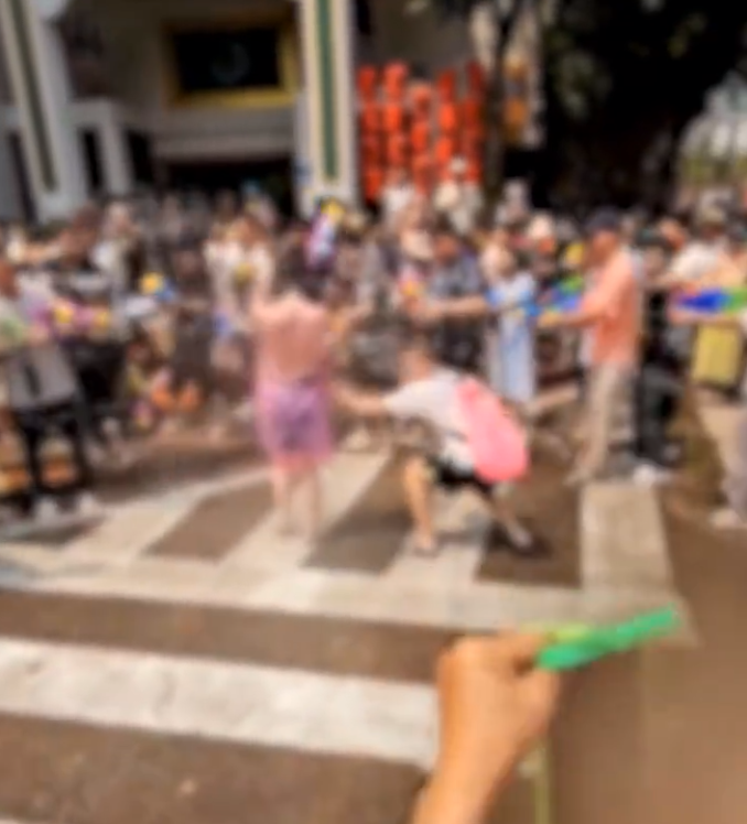 &ldquo;希望到此为止&rdquo;，泼水节被撕雨衣女生发声