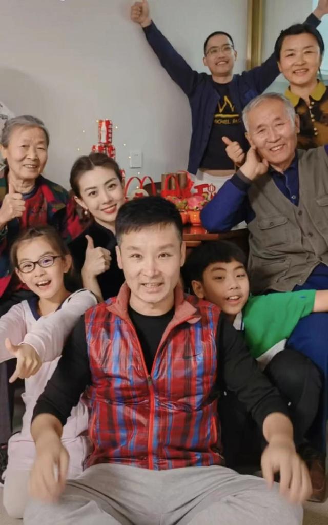 刘和刚携父母搬家一家十口露面，小10岁老婆惊艳，俩娃颜值似爸