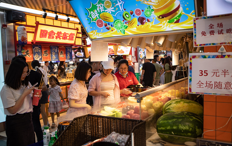 城事|重庆提前开启"高温"模式,市民游客夏装出行夜市火爆|好吃_新浪财