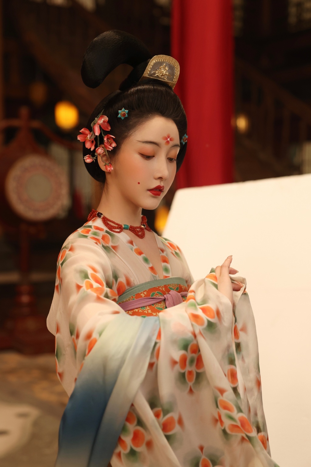 白发魔女传女主练霓裳是谁 白发魔女传的故事和结局是什么