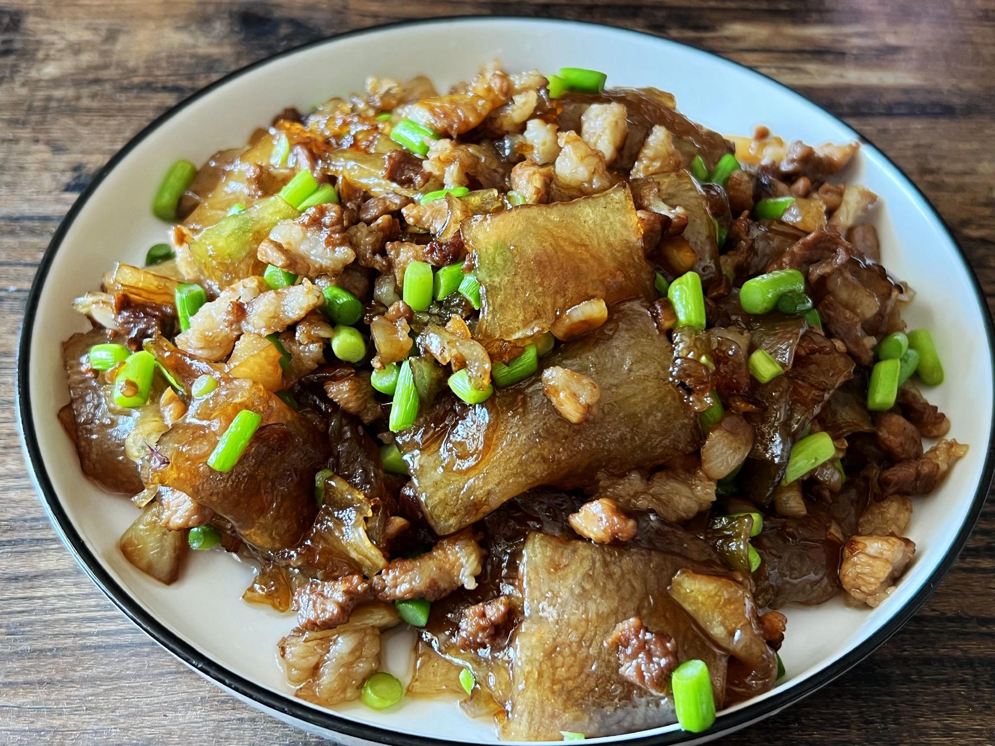 朋友送来两块河南焖子,首次做不熟练,第二次做就好多了,真香