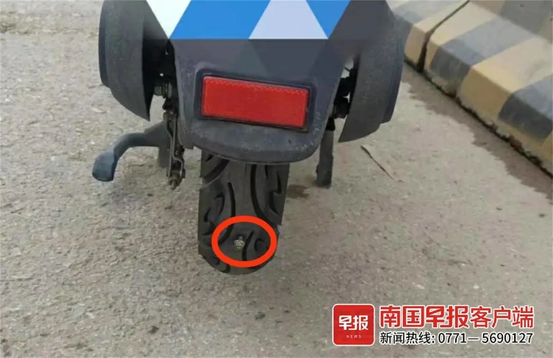 一电动自行车车胎被六角钉扎中.受访者提供