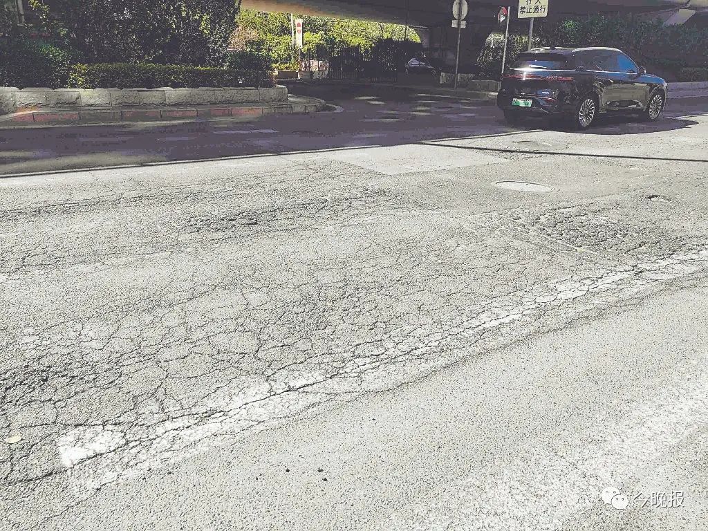 读者来信 | 西青道部分路段坑洼开裂 市城市道路桥梁管理事务中心重新铺路_手机新浪网