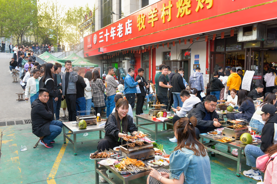 2023年3月31日,在山东淄博网红烧烤店牧羊村烧烤店前,候餐的人群排