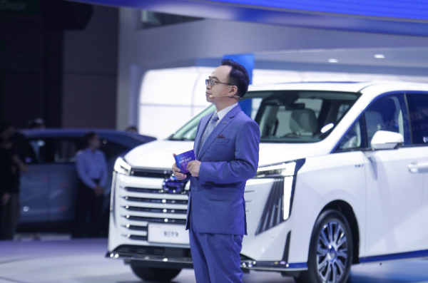 张跃赛介绍中国智电mpv新旗舰——传祺e9,并启动预售广汽传祺e9广汽