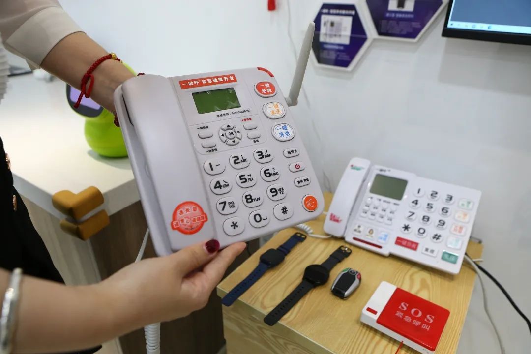 △工作人员展示“一键呼”设备