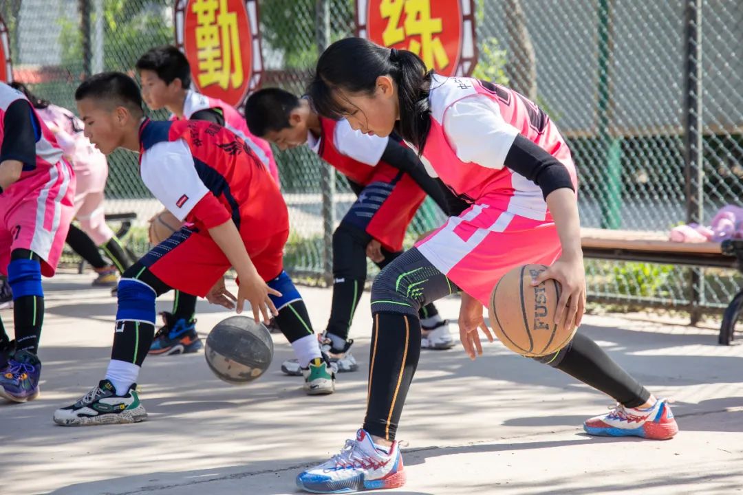 中宁县第九小学学生在体育课上练习运球 黎广滔 摄