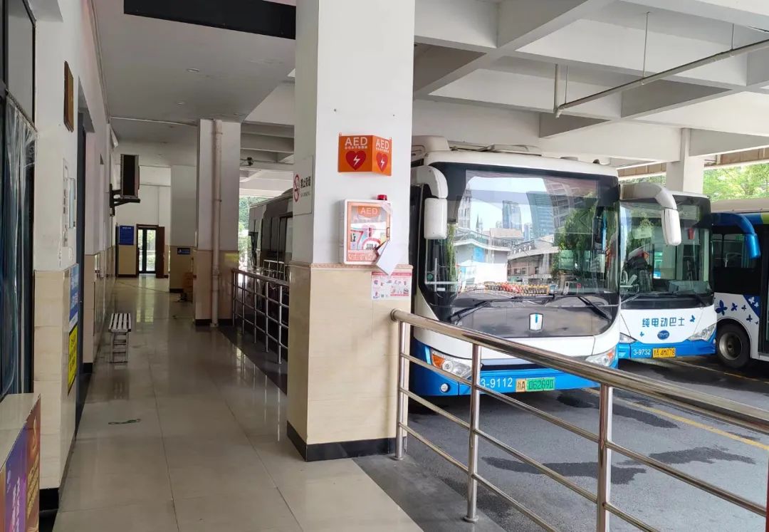 杭州多个公交站装上一种新盒子!关键时刻能救命