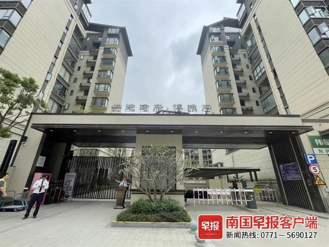涉事小区1期大门.本文图片均由南国早报全媒体记者 卢荻摄