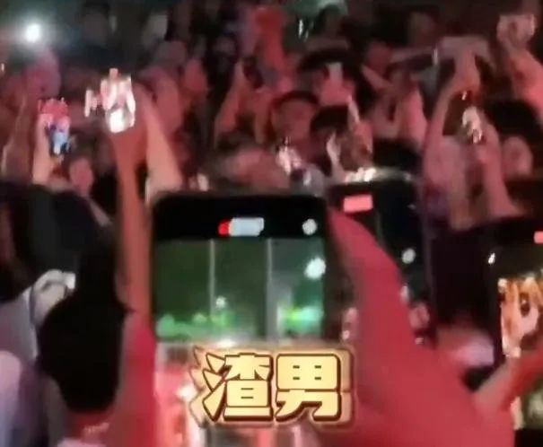 安徽一高校男生脚踏多只船被学生们声讨？学校回应
