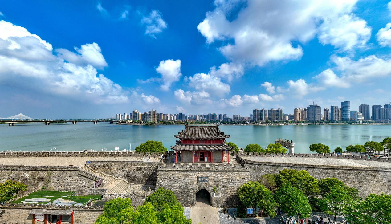 襄阳古城临汉江.杨东 摄