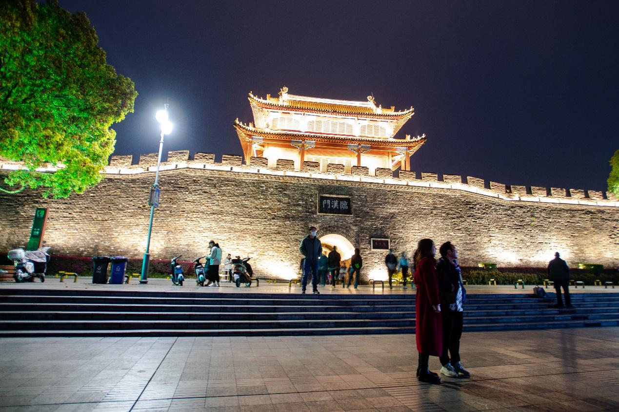 襄阳古城夜景.新华社记者 肖艺九 摄