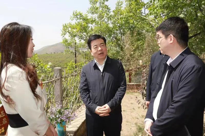 4月18日,市委书记党晓龙在满城区坨南乡黄山村调研.
