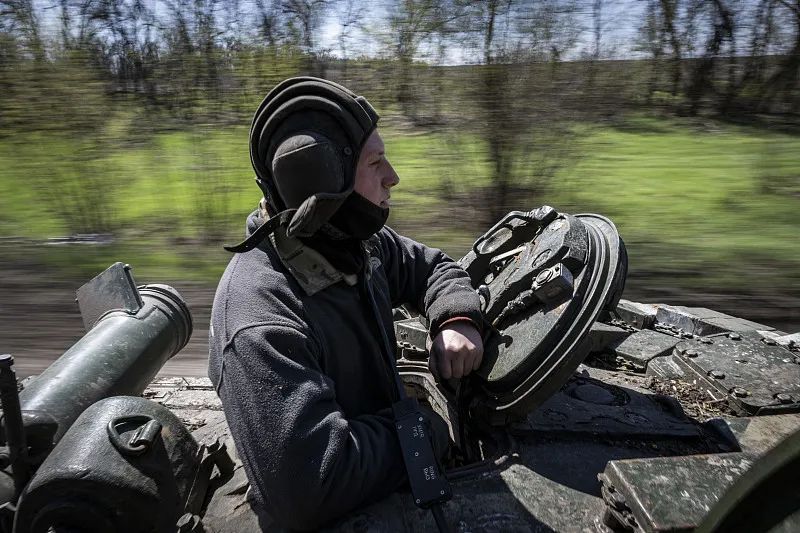 4月17日，顿涅茨克地区，一名乌克兰士兵坐在坦克上。图源：视觉中国