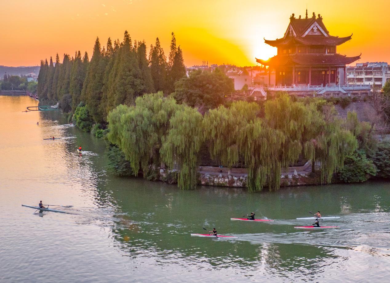襄阳古城护城河景观.杨东 摄
