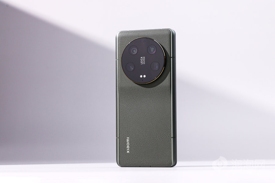 从侧面来看,小米13 ultra背部曲线的设计十分的巧妙,因为配备了尺寸更