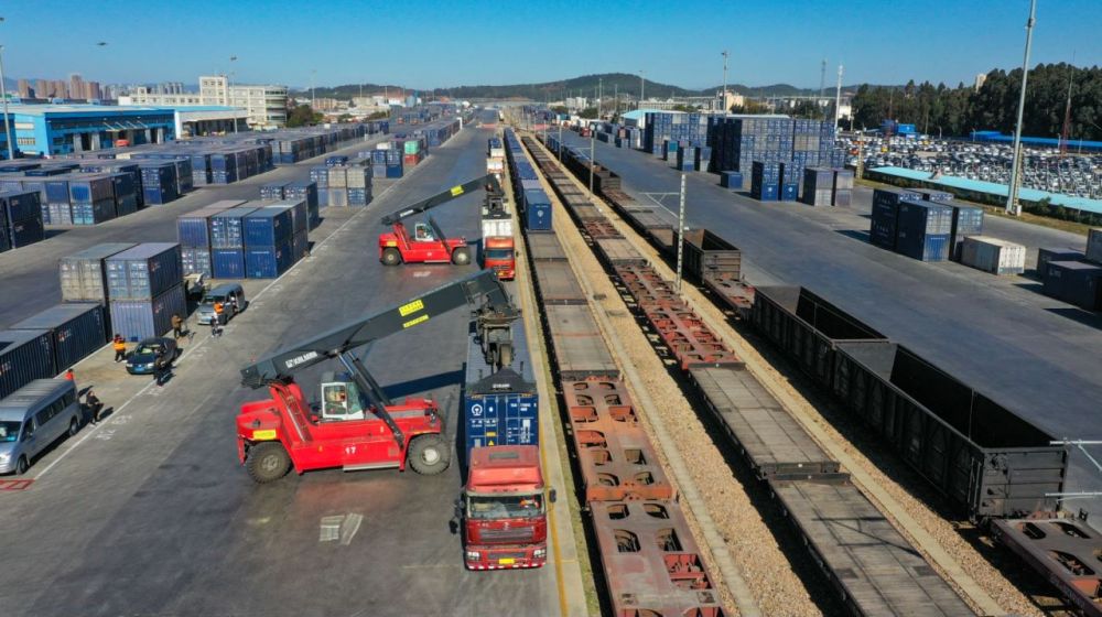 中老铁路"澜湄快线"国际货物列车正在装车. 徐章位68摄