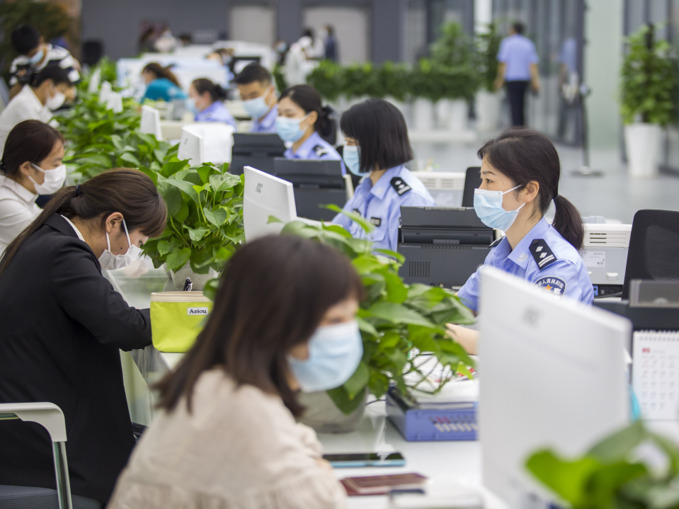 图为湖北省宜昌市公安局出入境管理支队移民管理警察受理出入境证件