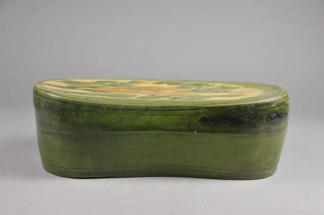 宋三彩牡丹纹枕