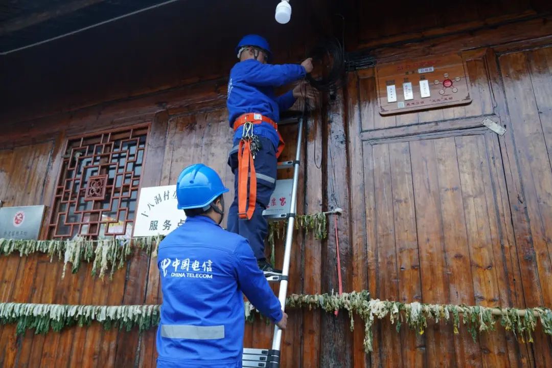 图为中国电信装维师傅进行网络维护