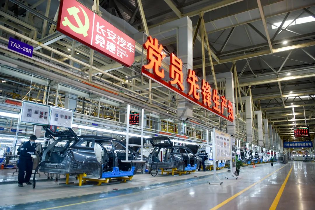 在位于蜀山区南岗镇的长安汽车工厂,工人正在车间内忙碌.黄洋洋 摄