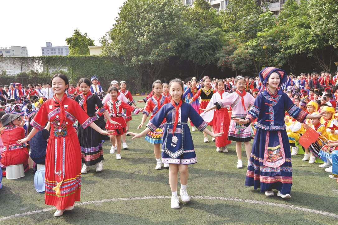 &nbsp;&nbsp;&nbsp;&nbsp;▲南宁市虹桥小学学生跳起民族舞蹈.