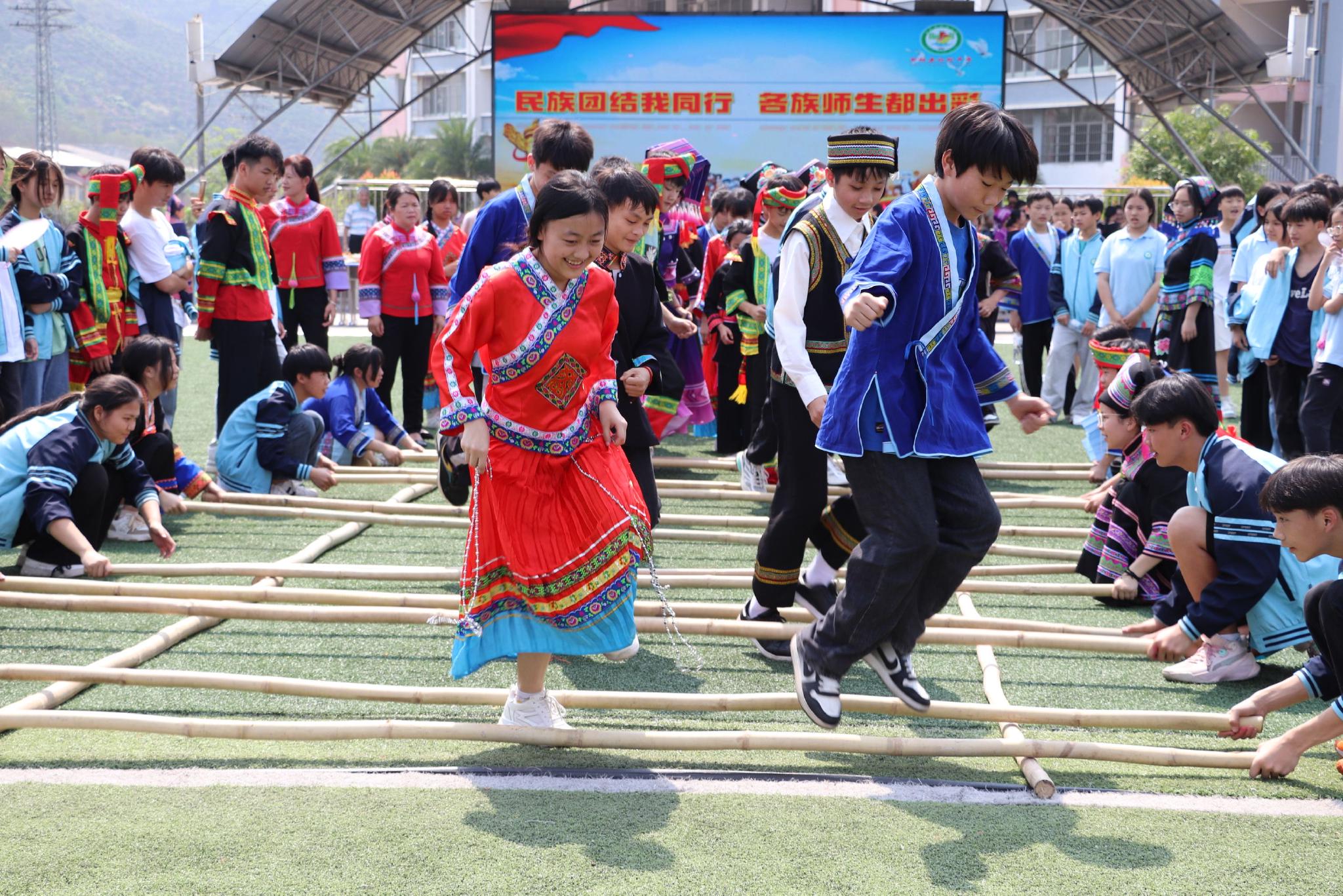 跳竹竿舞欢庆"三月三". 罗一彪摄