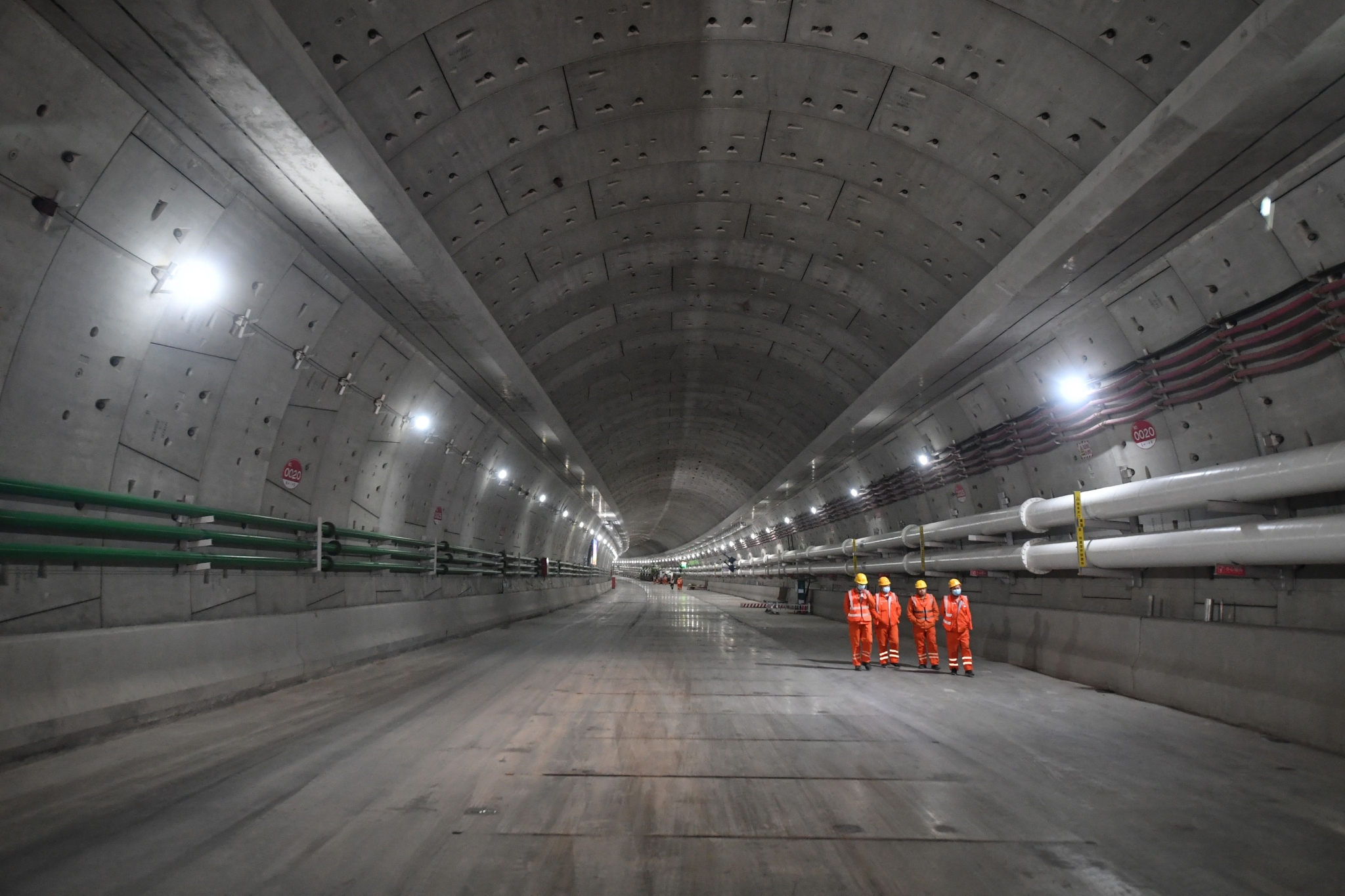 东六环改造工程地下隧道部分施工临近尾声,隧道已初具规模.