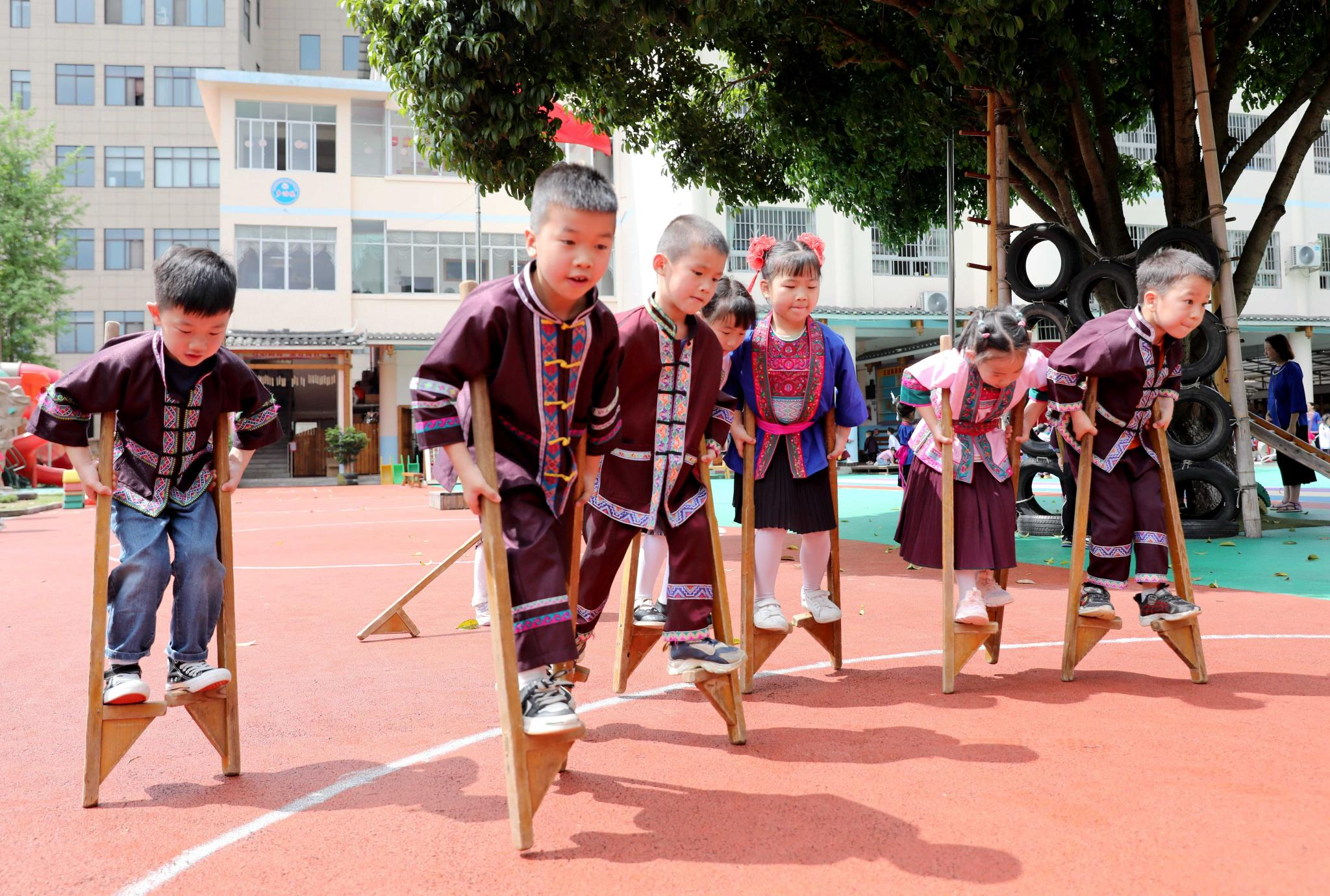 踩高跷.三江侗族自治县融媒体中心供图