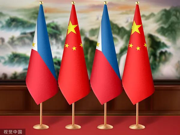 中国国旗与菲律宾国旗资料图
