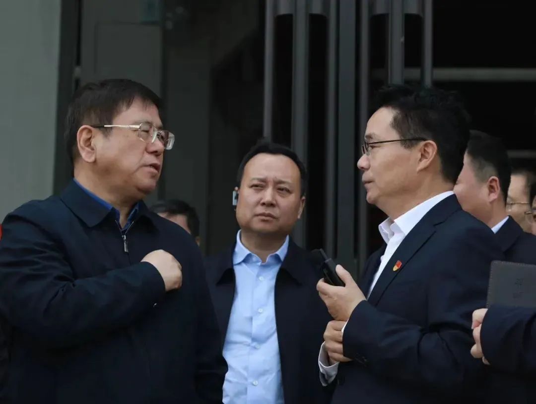 河南省省委副书记,省长王凯(左一)听取,仰韶酒业集团党委书记,董事