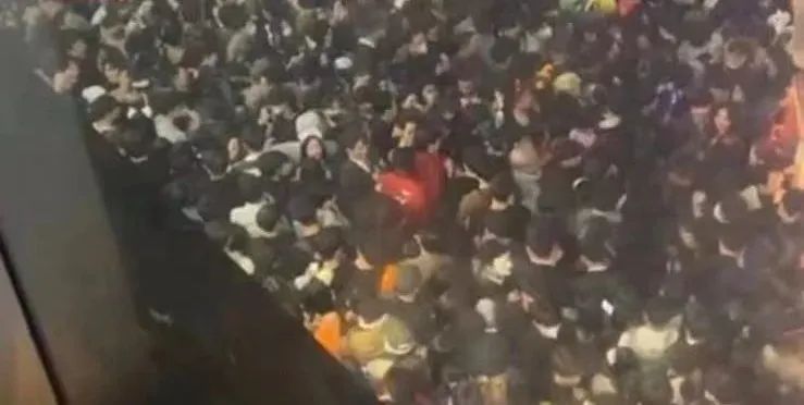 也门发生踩踏事件 至少80死220伤,商人随意分发现金所致